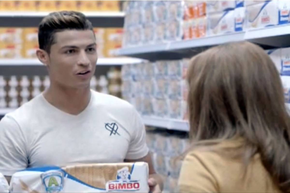 Video: Cristiano 'copia' a Messi y realiza anuncio de un pan mexicano