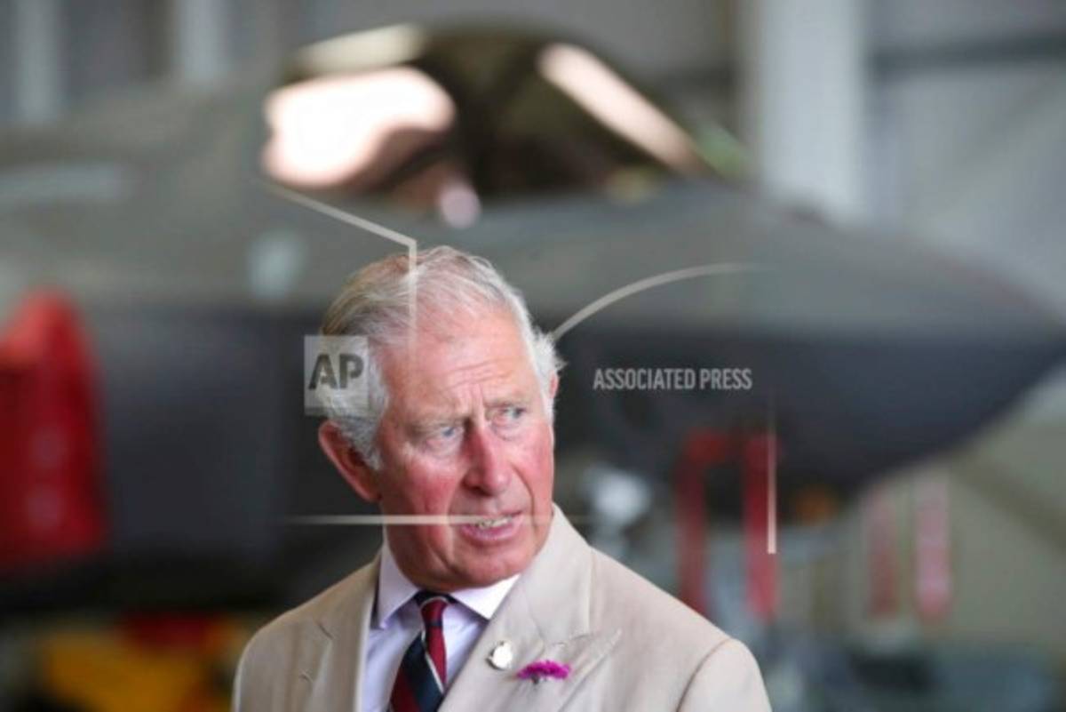 Príncipe Carlos, papá de Harry y Williams, se dice engañado por obispo Peter Ball