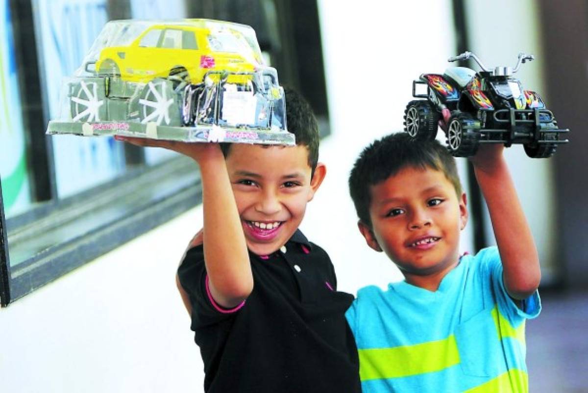 Los hermanitos Zerón Cálix se mostraron muy contentos y satisfechos por los regalos que Santa Claus les otorgó.