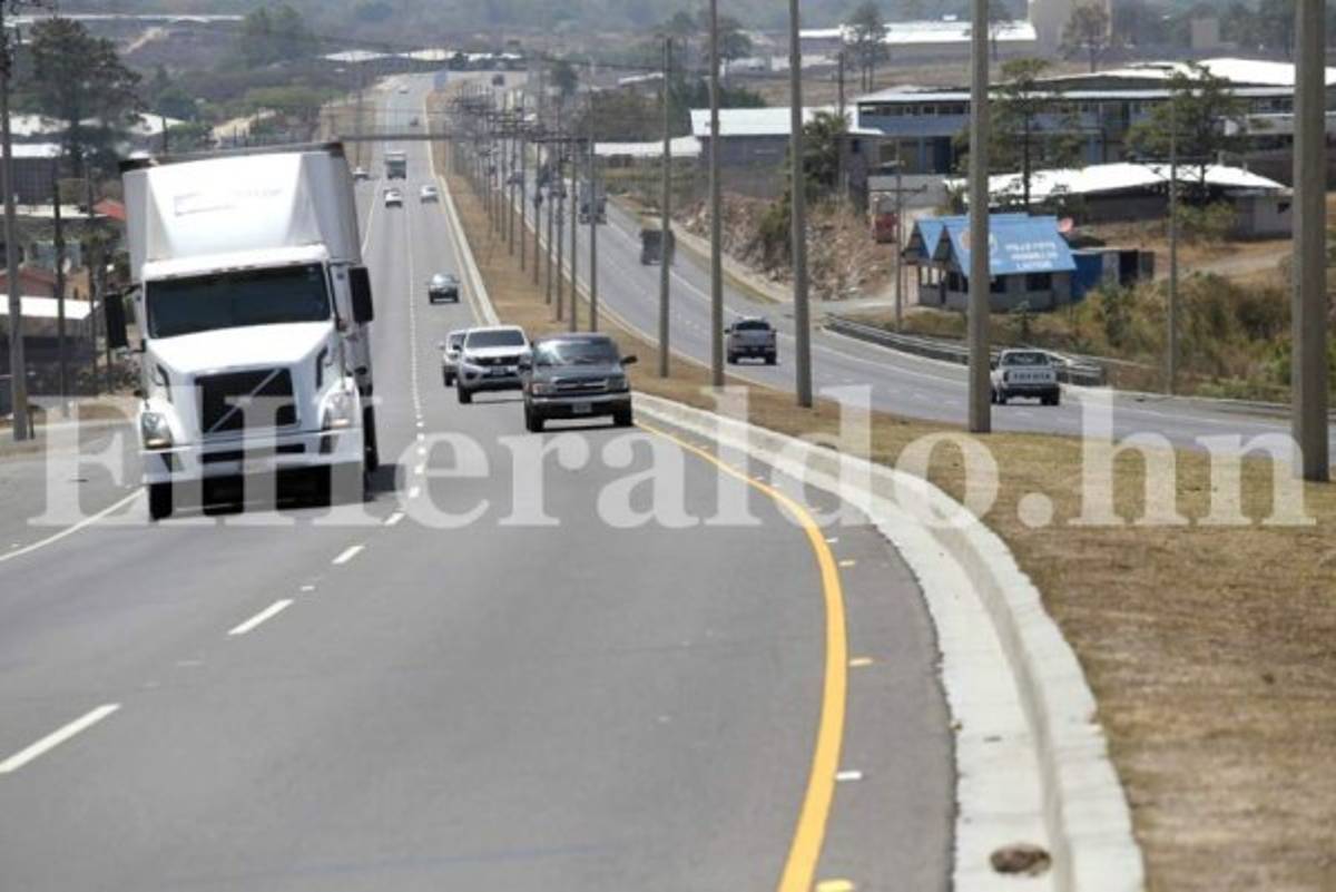 En el bulevar del Sur, en San Pedro Sula, se realizan trabajos de ampliación, por lo que se debe circular con precaución. Foto Marvin Salgado/EL HERALDO