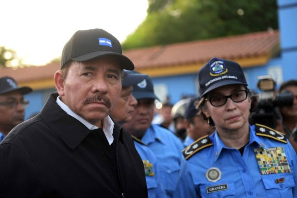 El comandante Ortega junto a la directora de la policía, Aminta Granera, en una actividad oficial.