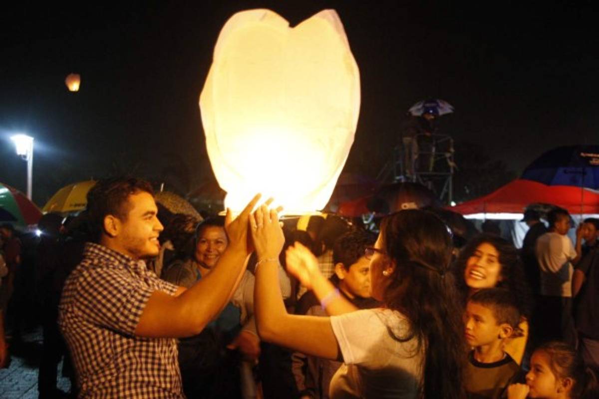 Con carrozas y linternas de los deseos cierra Festival de las Flores