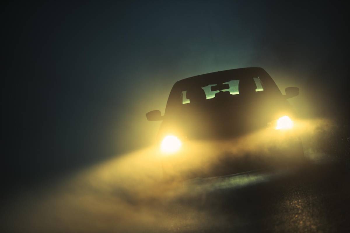 Con niebla, utilizar correctamente las luces tiene una importancia mayor. Las altas favorecen, siempre que se procure no deslumbrar al resto de conductores.