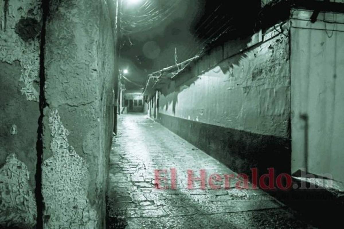 De noche, Tegucigalpa era poco iluminada. Escasos transeúntes recorrían las calles.