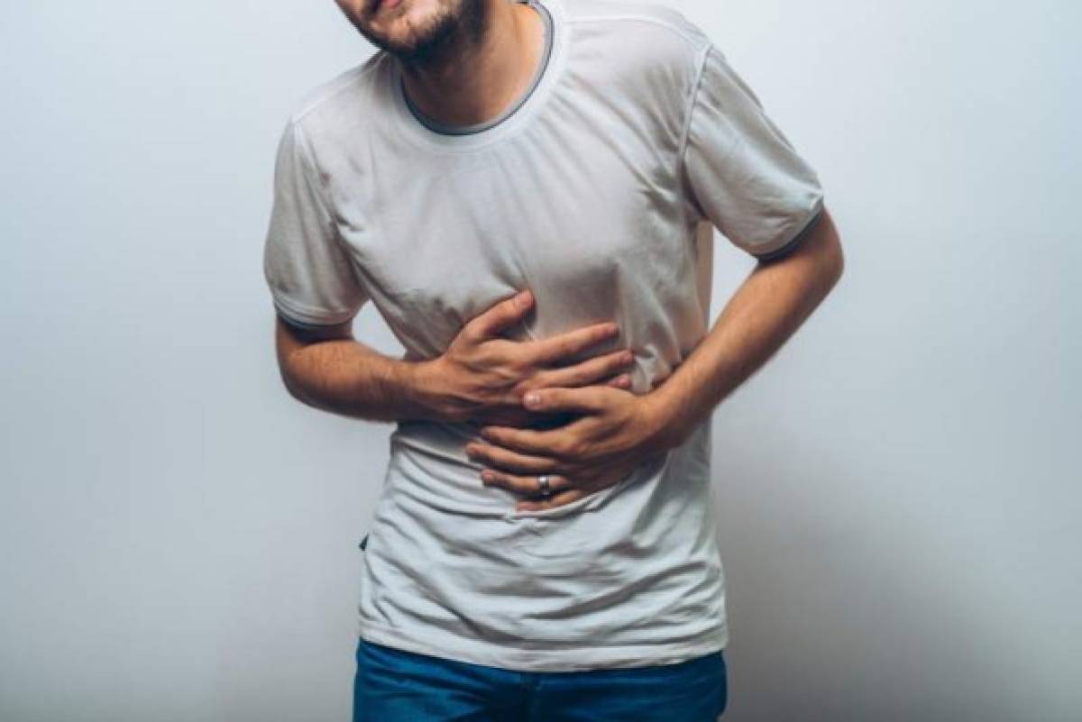 Este malestar que suele originarse en el estómago, llegando al pecho y la garganta, también se conoce como pirosis.