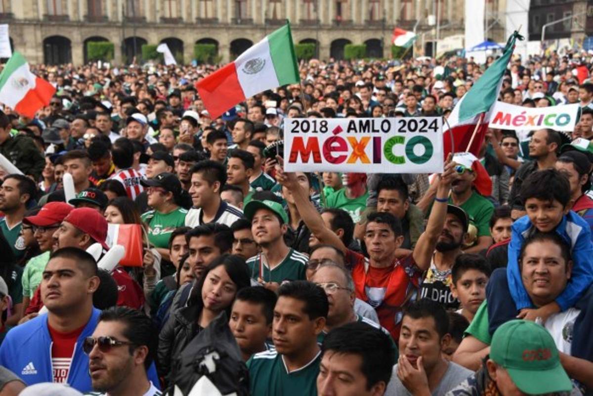 Hinchas mexicanos celebran el triunfo de AMLO en partido de México contra Brasil