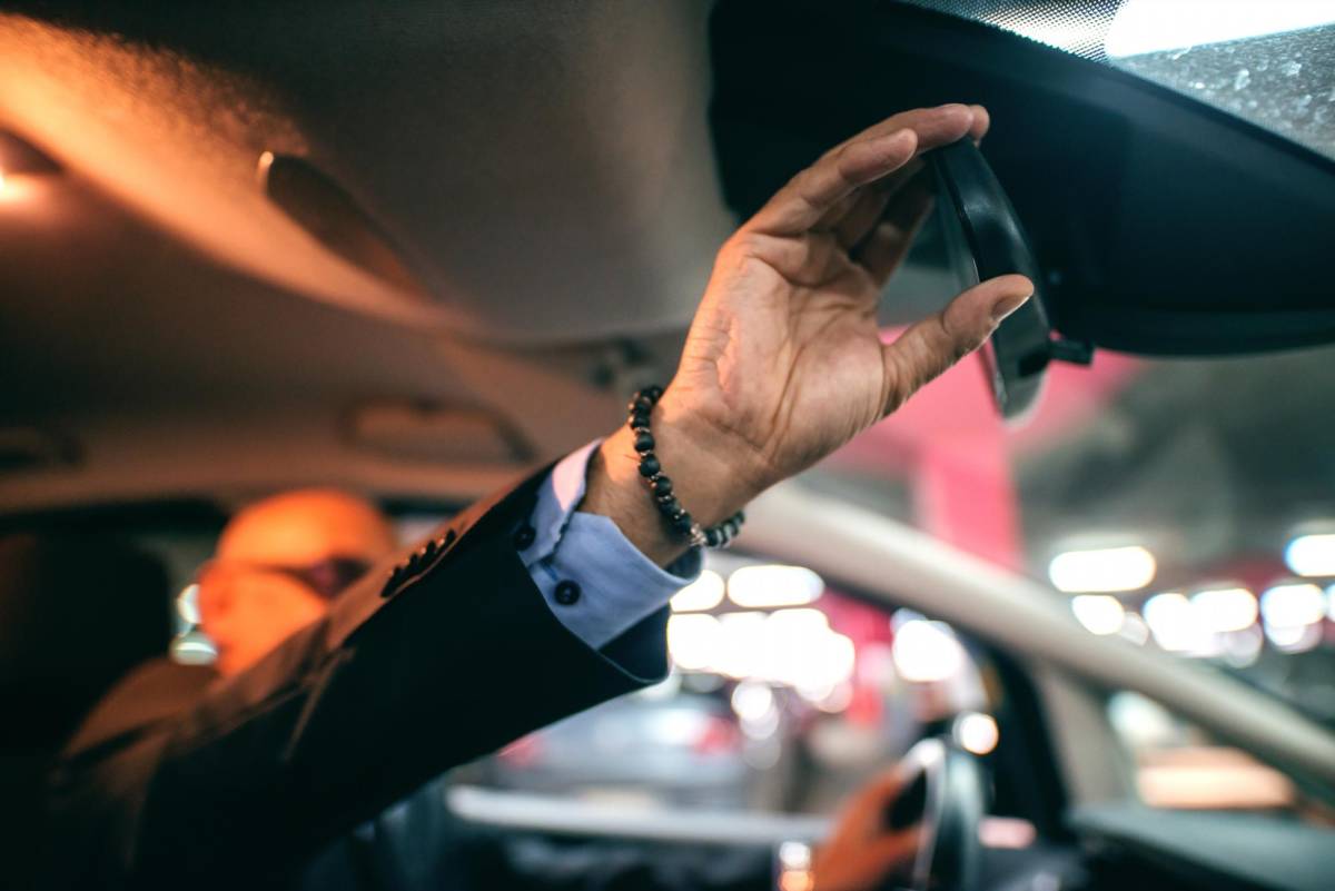 Al conducir de noche debes poner cuidado a pautas clave como ajustar los espejos, regular las velocidades y mantener limpios los vidrios.