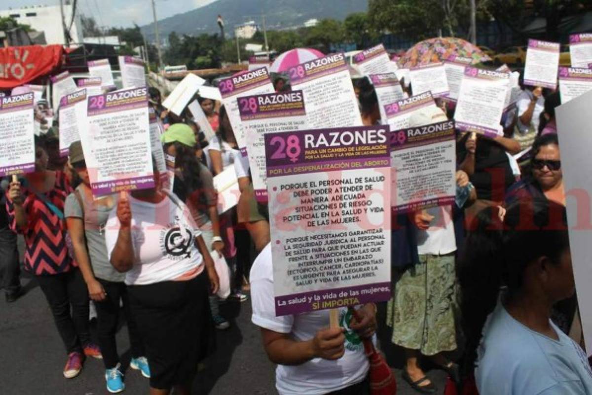Cientos de feministas demandan despenalizar aborto en El Salvador   