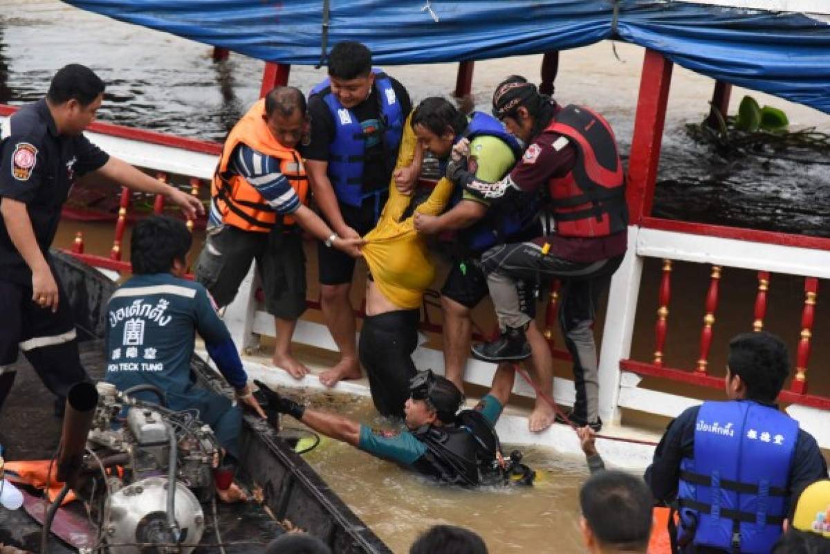 Al menos 13 muertos en Tailandia por choque de un barco con un puente