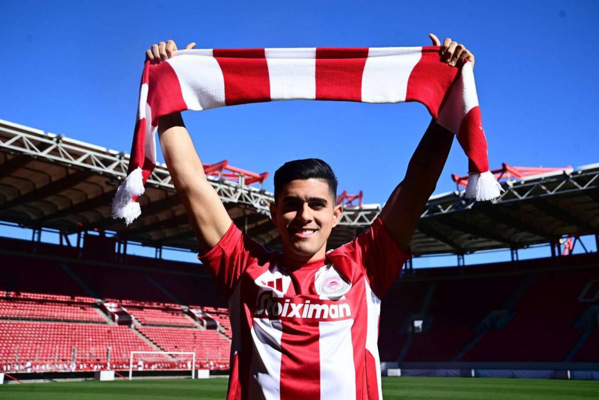 Luis Palma es presentado con el Olympiacos de Grecia al lado de lujoso carro