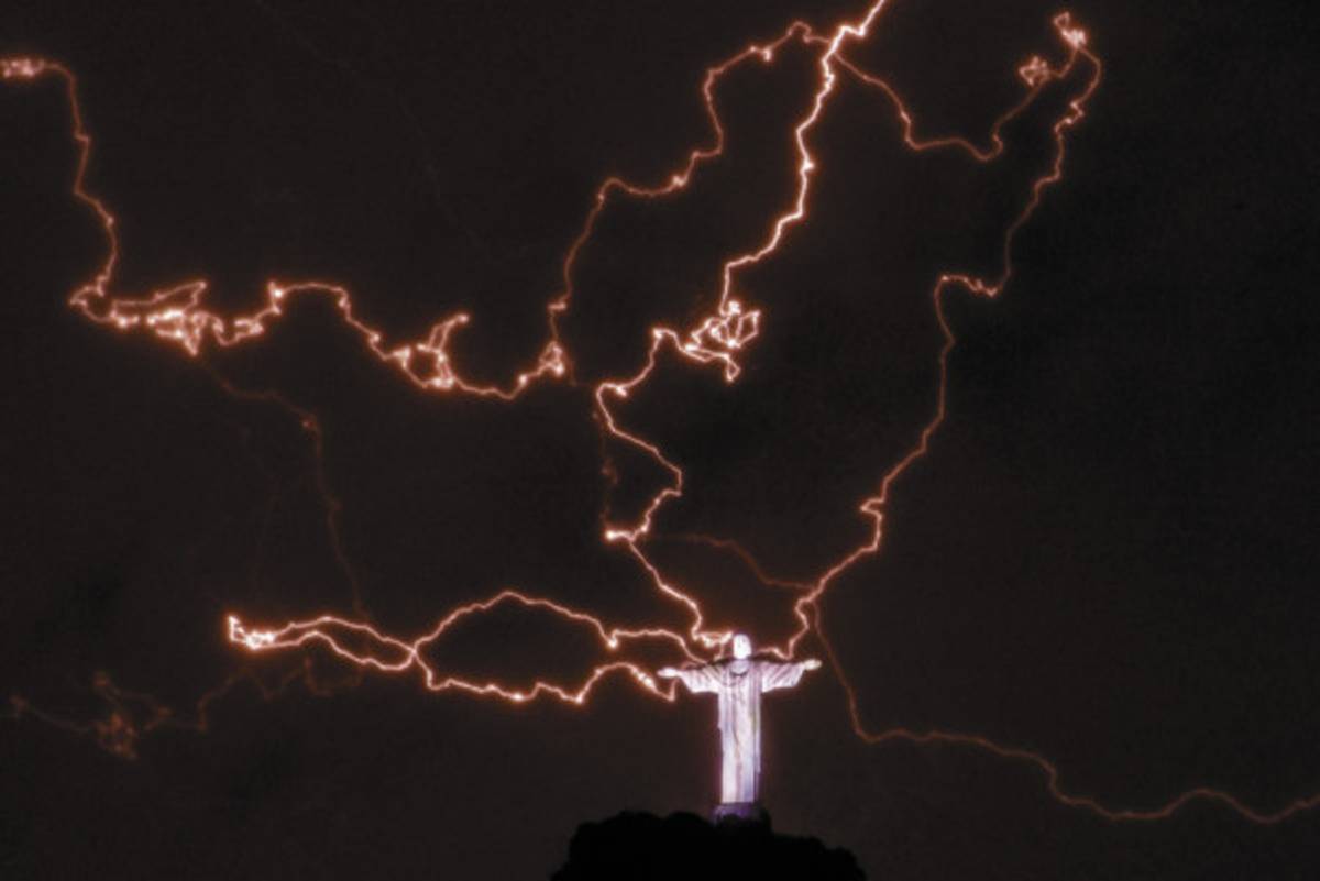 Cristo Redentor con pulgar dañado por un rayo