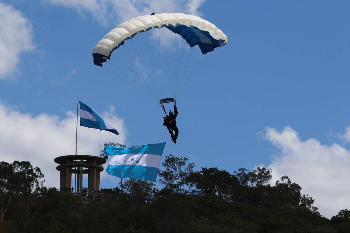 Todos los paracaidistas lograron caer adentro del estadio “Chelato” Uclés.