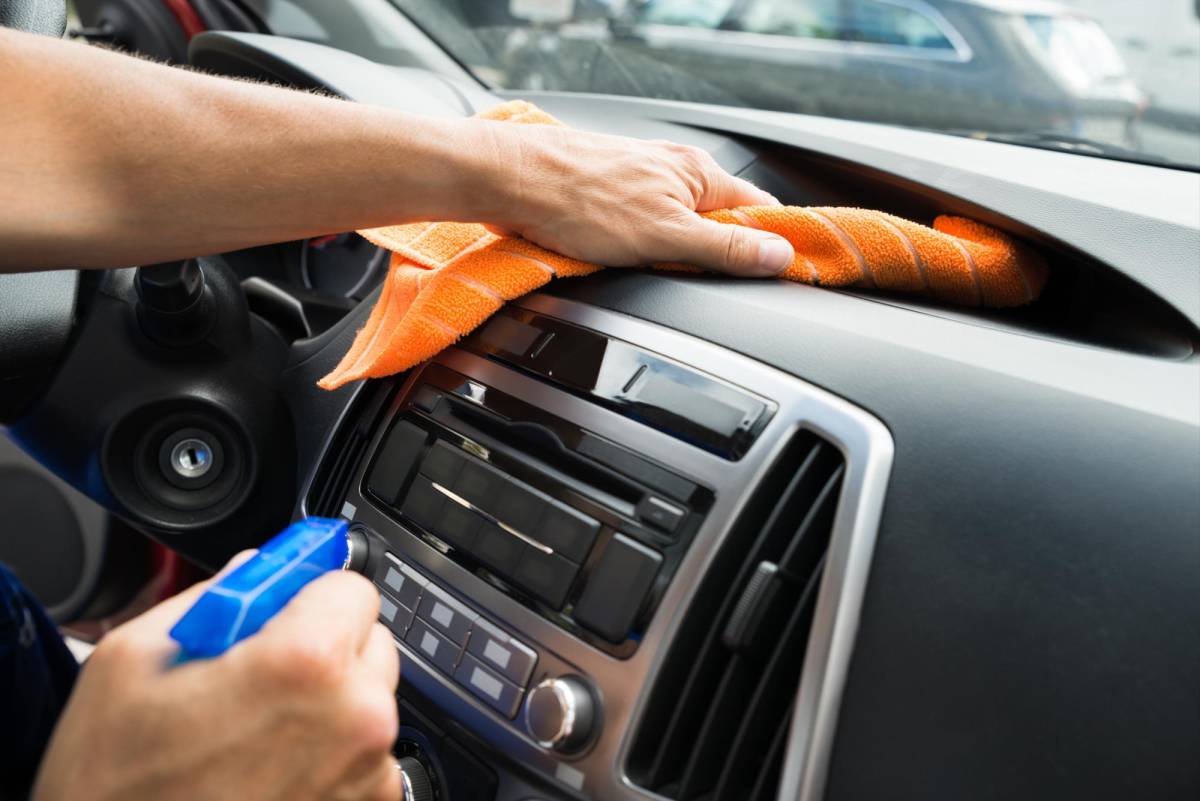 Al limpiar el interior de tu carro, debes tener en cuenta: tapicería, salpicadero, paneles de puerta, volante y alfombras. Ya sea que lo hagas tú mismo o vayas a un centro especializado, no dejes pasar demasiado tiempo entre un lavado y otro.