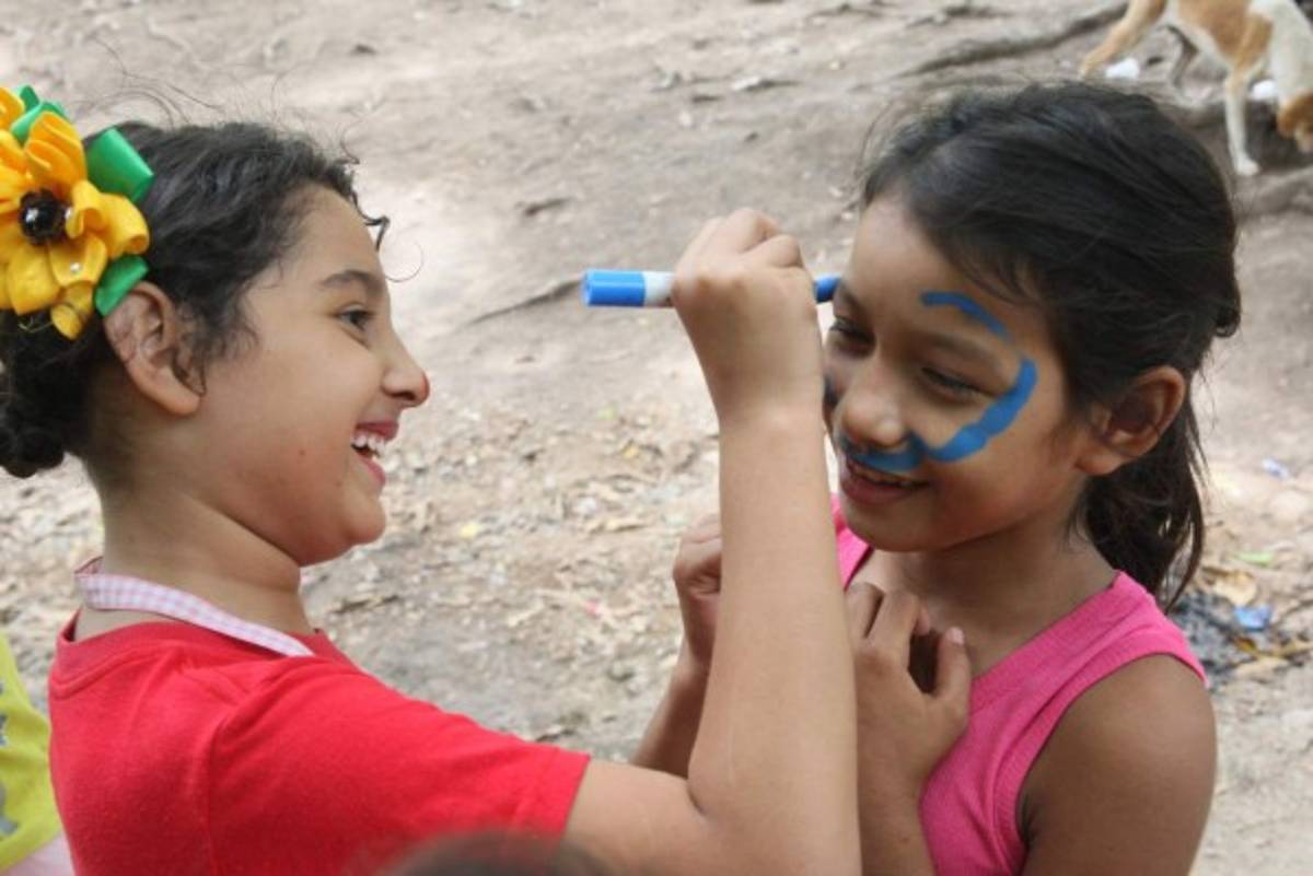 Madre e hijas llevan solidaridad y alegría a los niños