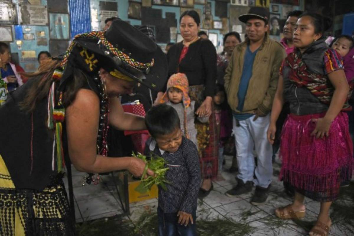 Guatemaltecos rinden culto a santo que veneran pandilleros y prostitutas