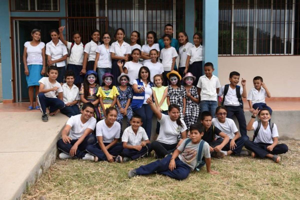 La directora de Plan International Honduras, Belinda Portillo y la niñez hondureña