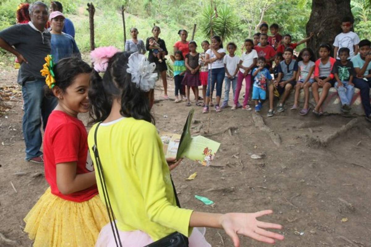 Madre e hijas llevan solidaridad y alegría a los niños