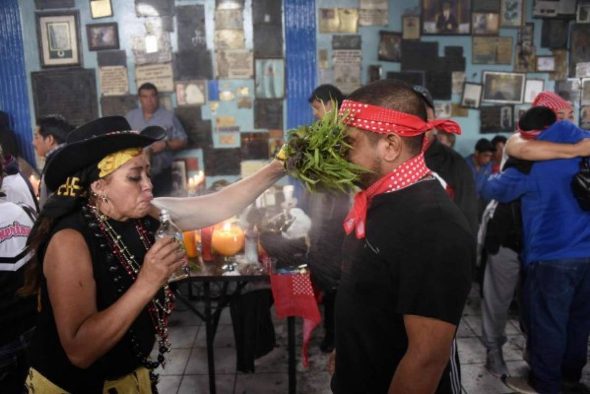 Guatemaltecos rinden culto a santo que veneran pandilleros y prostitutas