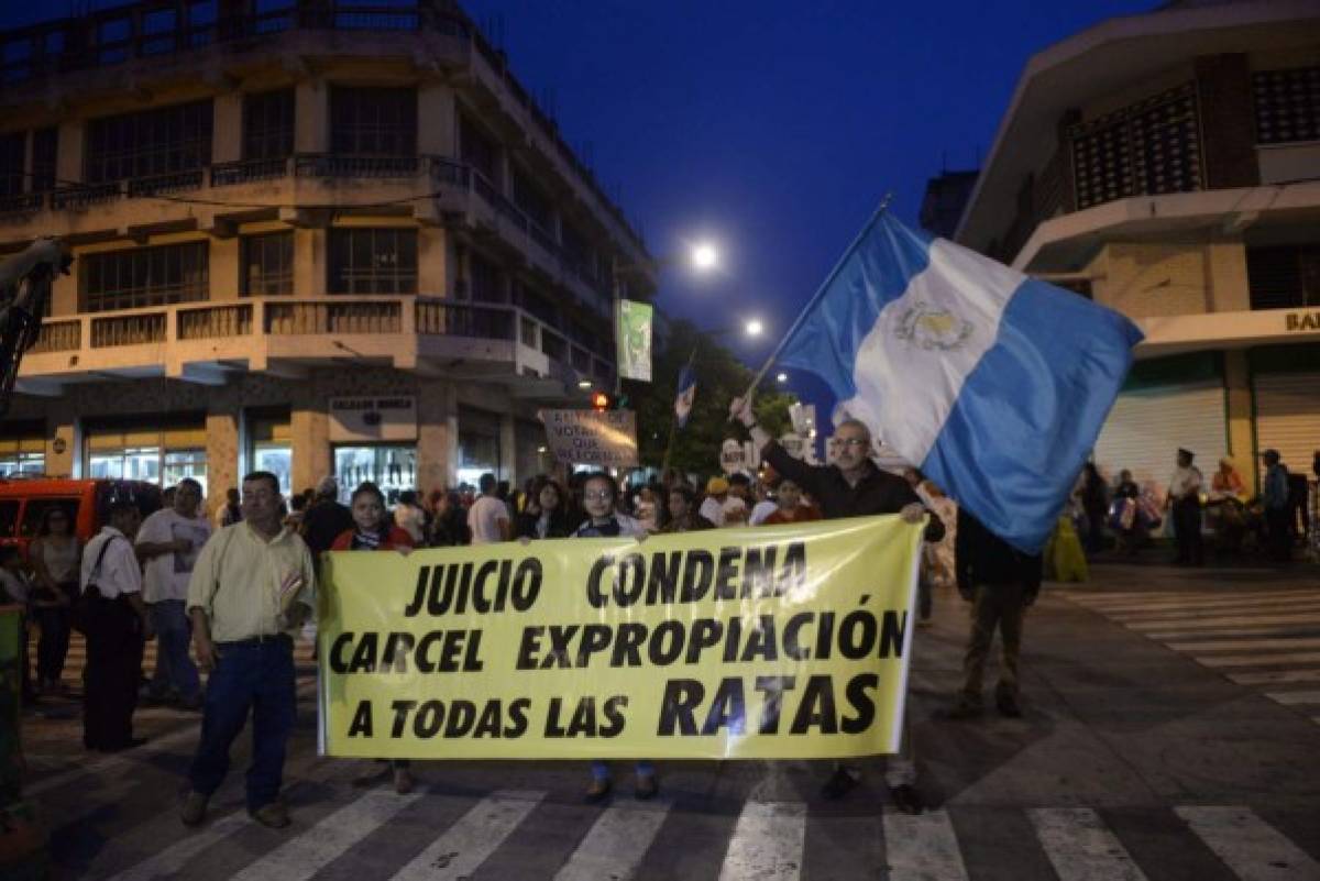 Guatemaltecos exigen renuncia de presidente