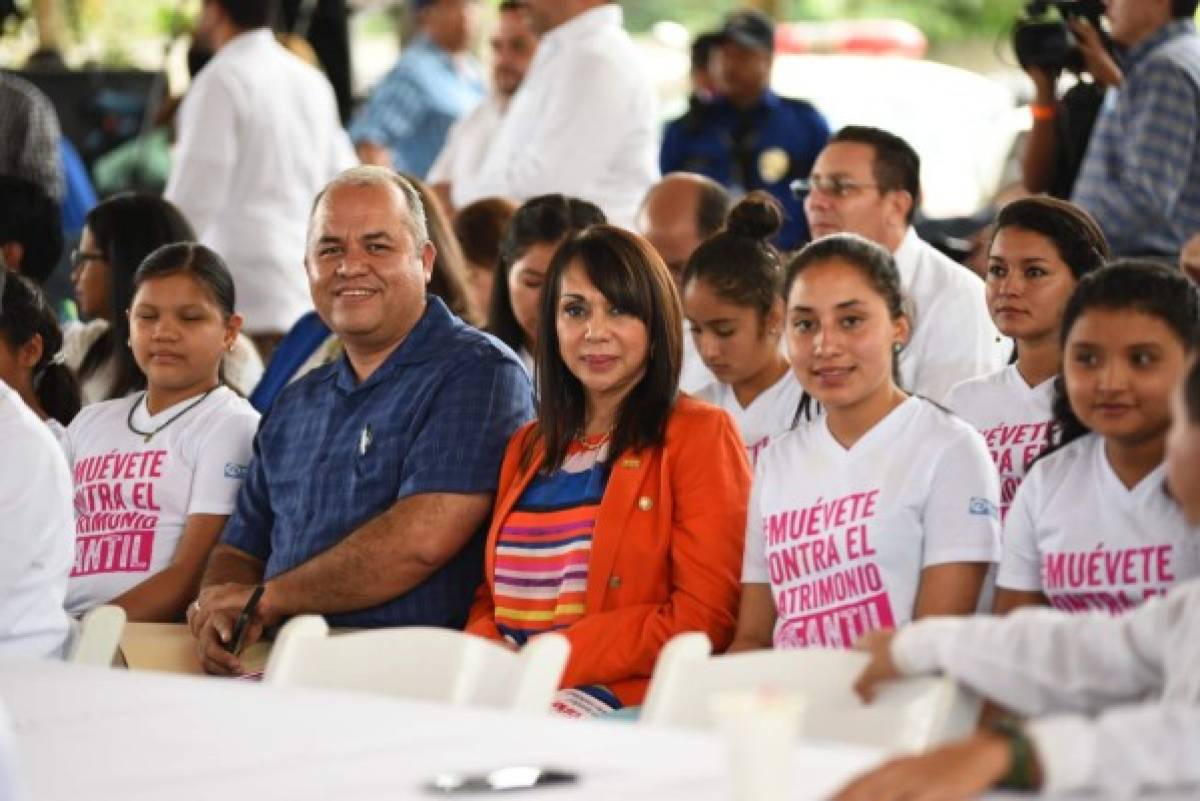 La directora de Plan International Honduras, Belinda Portillo y la niñez hondureña
