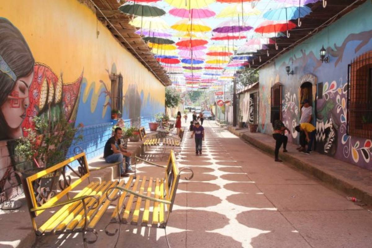 Ajuterique se convierte en pueblo mágico decorado con murales