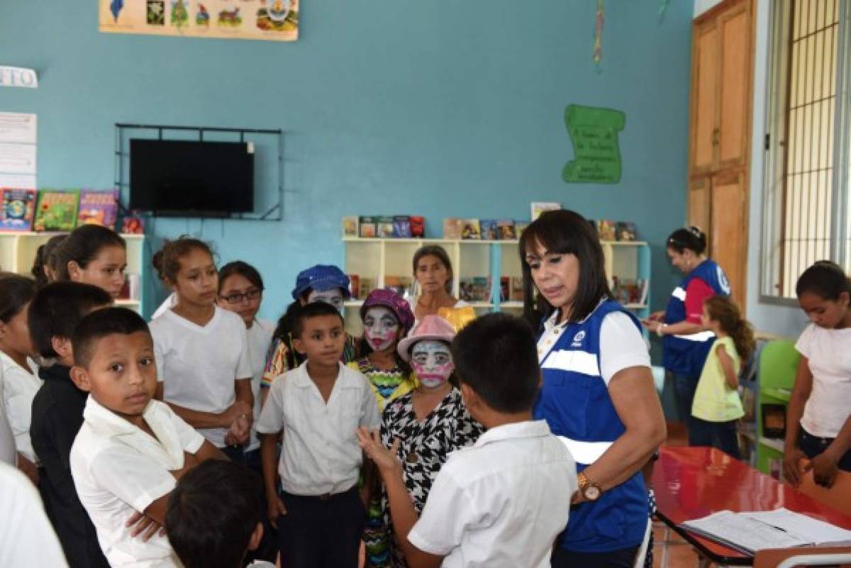 La directora de Plan International Honduras, Belinda Portillo y la niñez hondureña