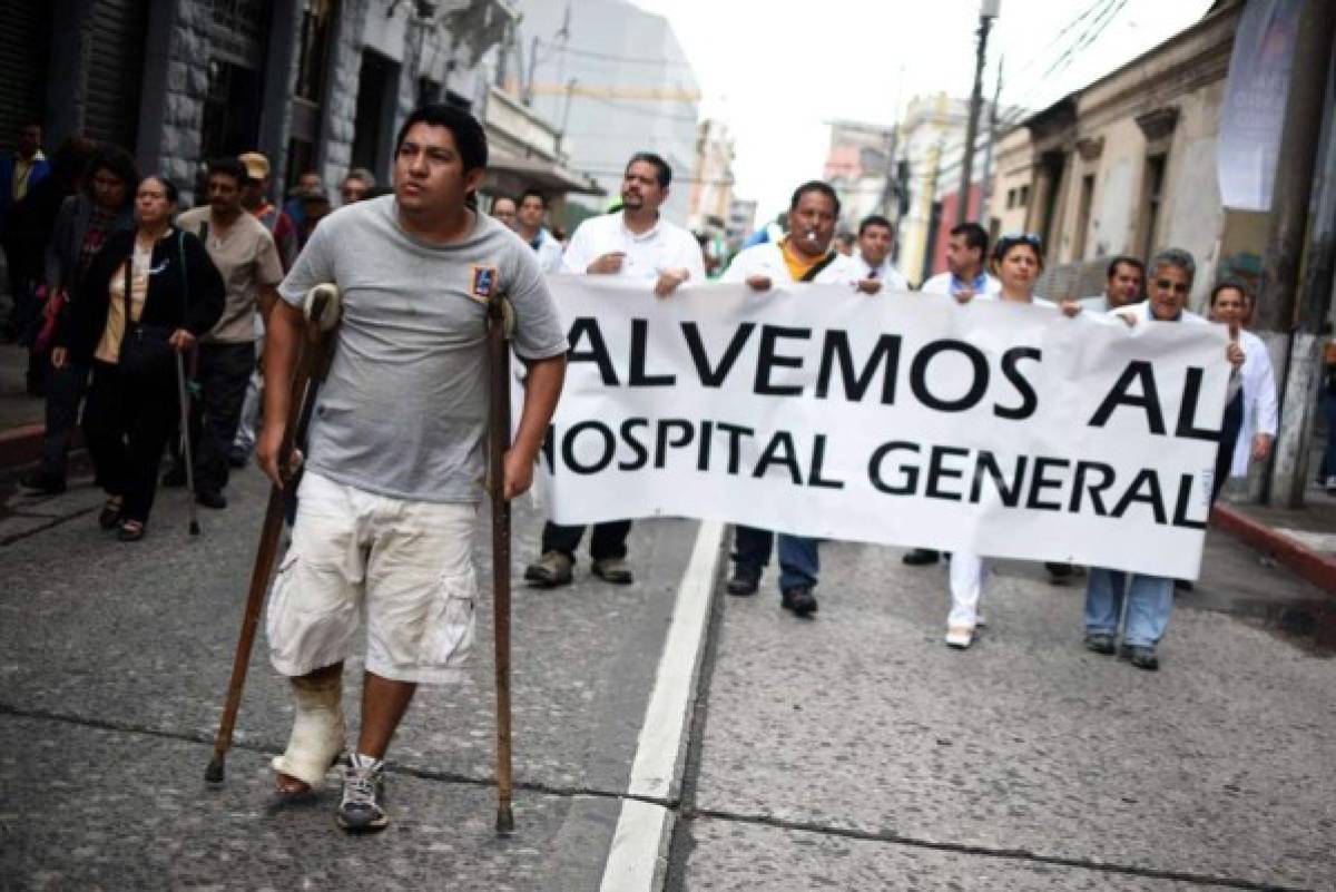 Médicos y pacientes protestan por crisis de hospitales en Guatemala  