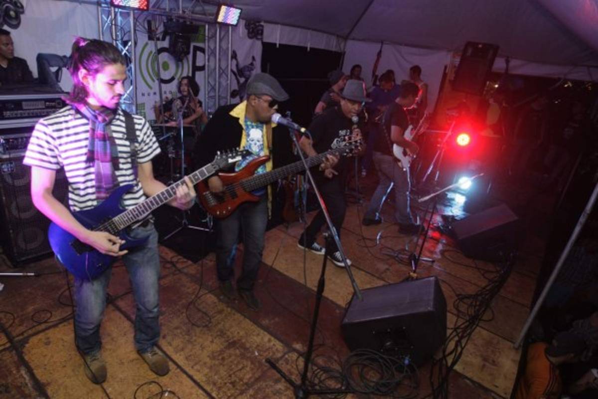 La capital retumbó con 12 horas continuas de carnaval