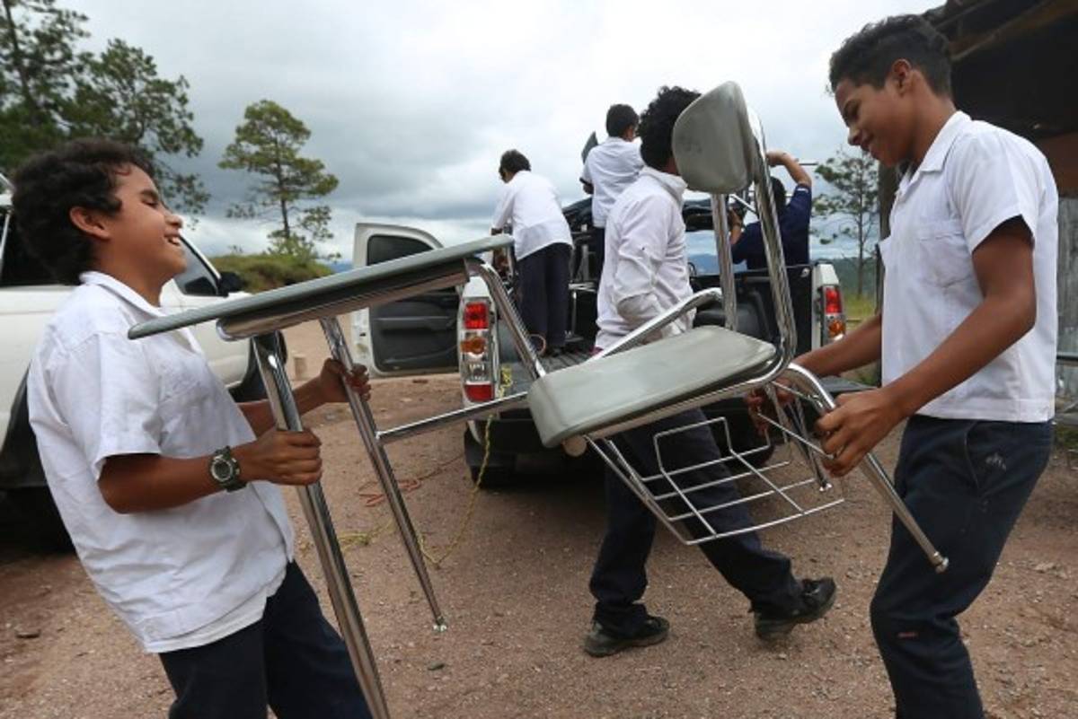 Llevamos pupitres a dos escuelas de la periferia del Distrito Central
