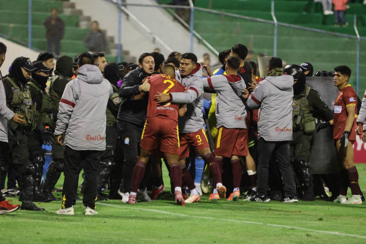 Partido de fútbol termina en batalla campal; 17 expulsados y directivo fracturado