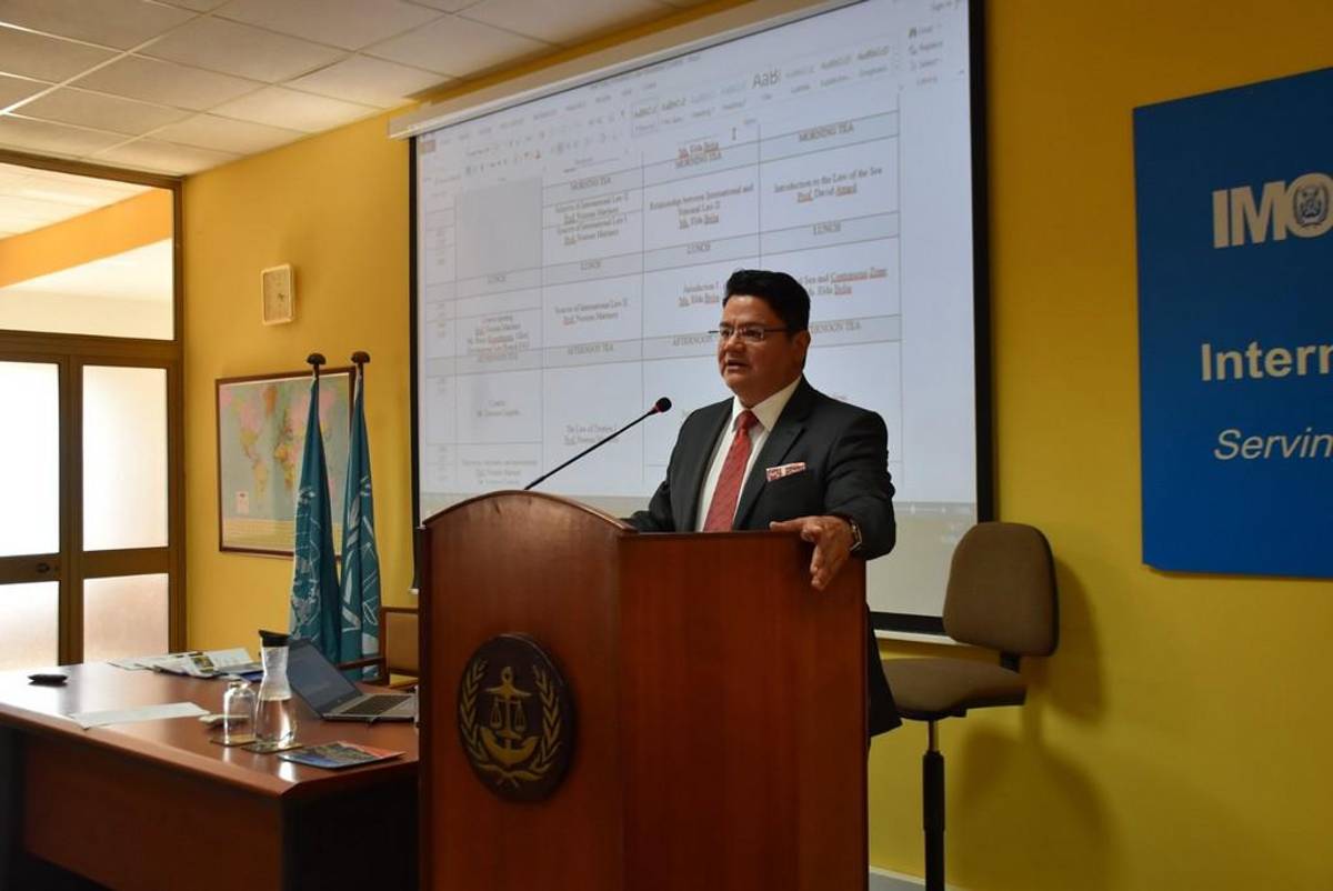 El hondureño Martínez Gutiérrez dando clases en IMLI.