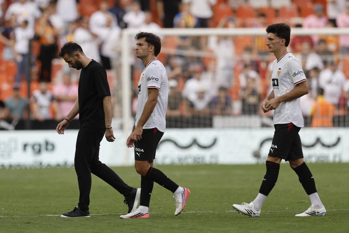 Duro revés de aficionados al Valencia tras goleada por Barcelona; salieron escoltados