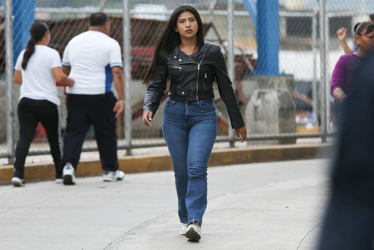 Las bellas chicas que fueron captadas en el Nacional en partido de Honduras ante Haití