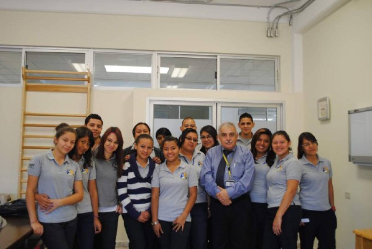 Ya como jefe del Departamento de Medicina de Rehabilitación de la UNAH, con los alumnos de la carrera de Terapia Funcional.