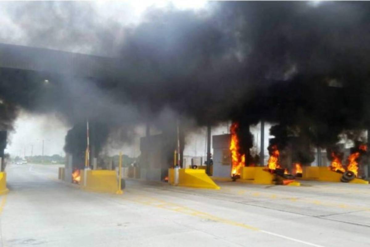 Pobladores de San Manuel prenden fuego a casetas de peajes