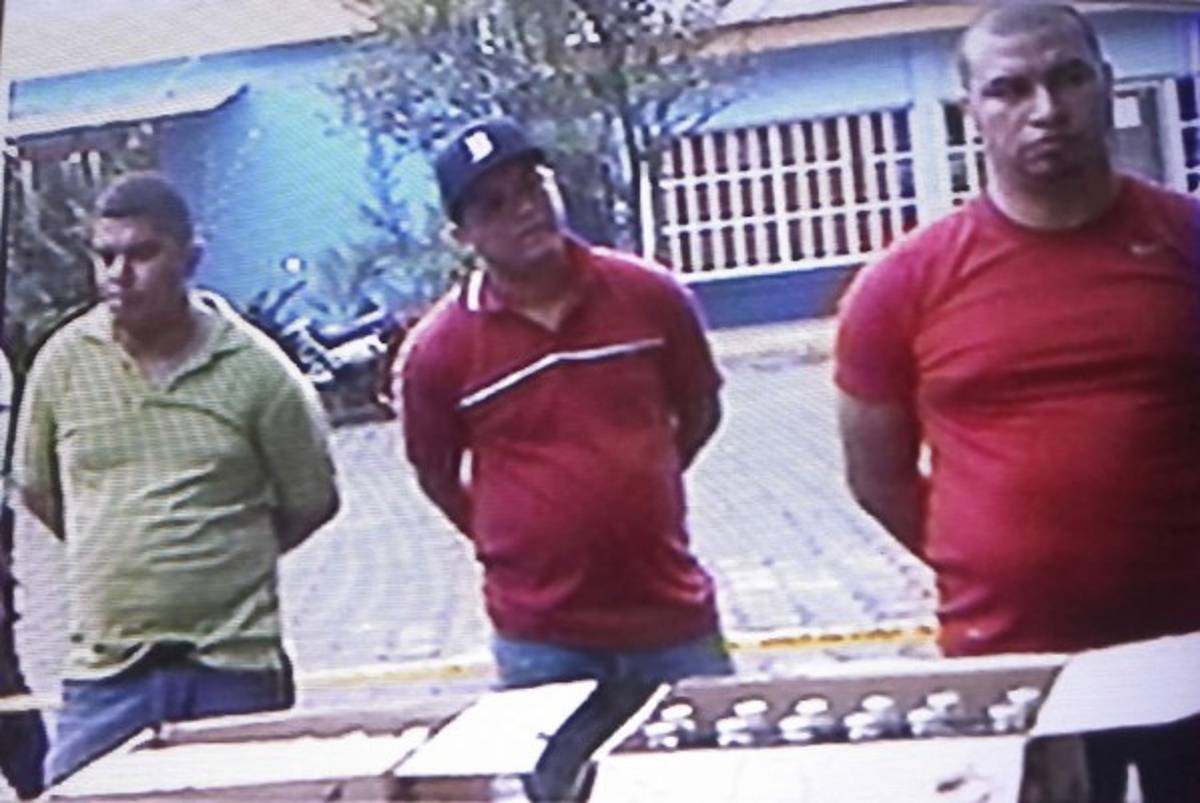 Separan a policías que llevaban dinero en cajas