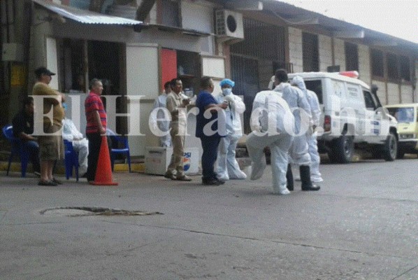 Personal forense realiza entierro masivo de 28 cuerpos que permanecían en la morgue