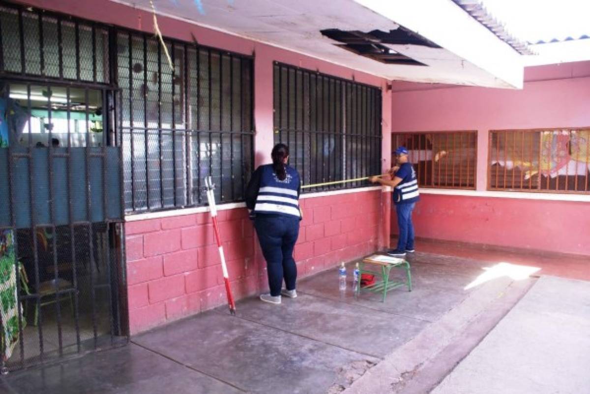 Niños reciben clases en la calle para exigir reparación del kínder