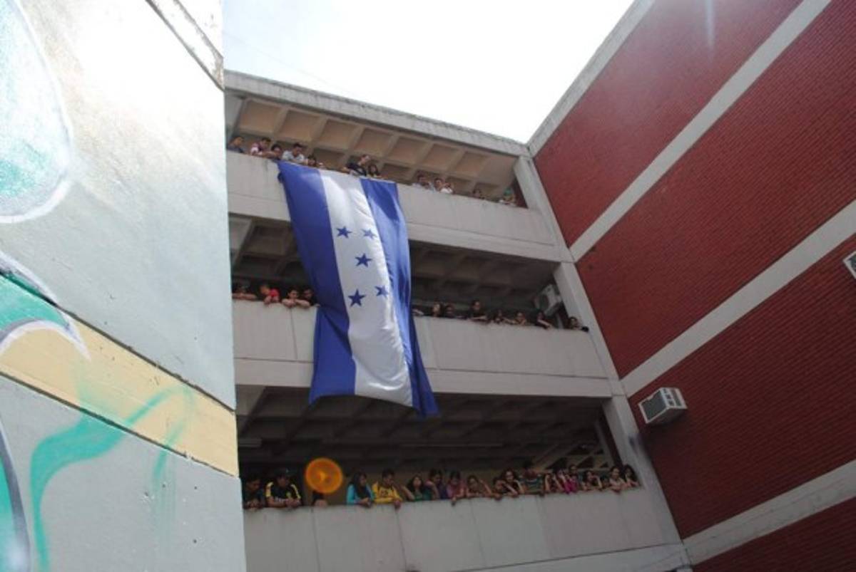 Estudiantes realizan plantón dentro de la UNAH para exigir diálogo