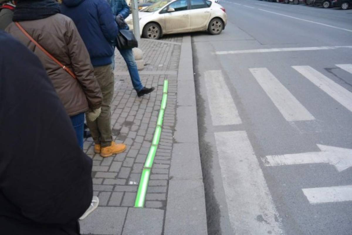 Instalan semáforos en el suelo para peatones que no quitan ojo al celular