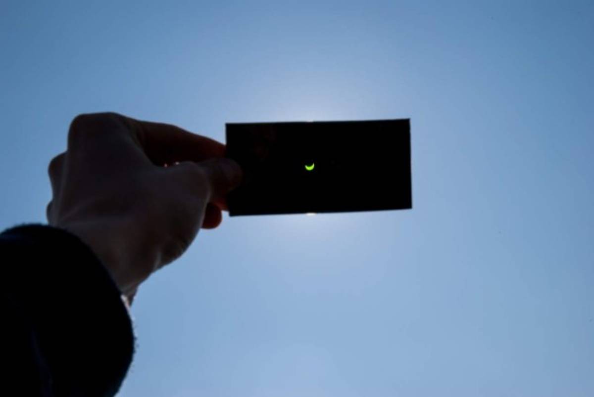 Usar el vidrio de un casco para soldar es una de las formas más seguras de observar el cielo, debido a que tienen un filtro que ayuda a proteger la retina del ojo. Foto: Agencia Shutterstock.