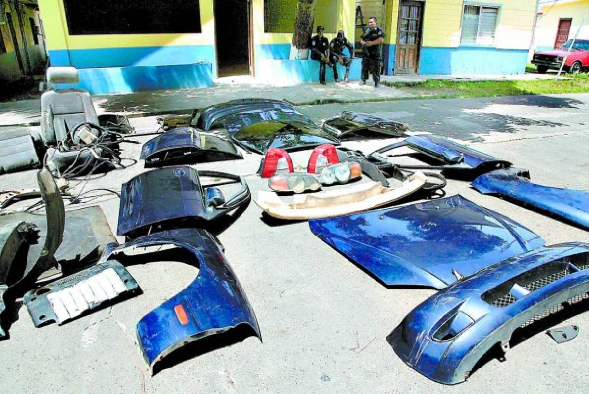 Cae con M-16, piezas de auto y chapa policial