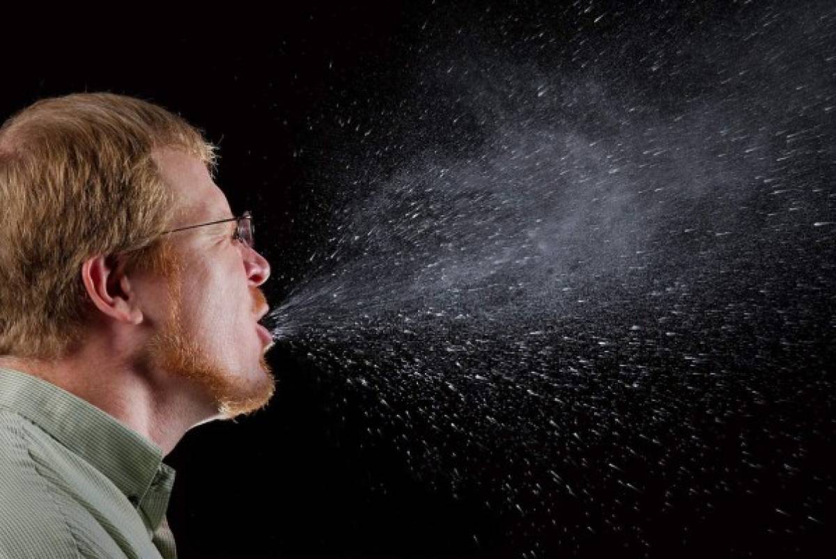 Hombre se desgarra garganta por aguantarse fuerte estornudo   