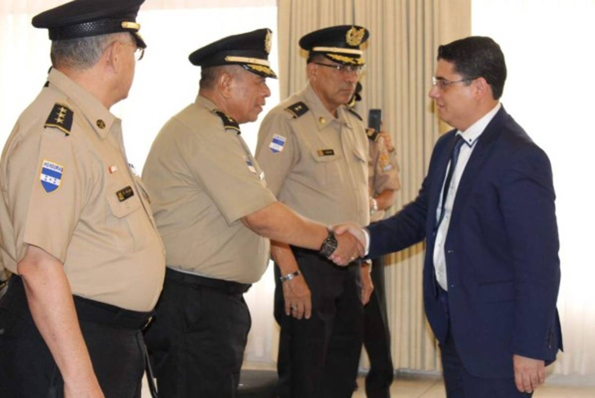 El general José Manuel Zelaya asumió como comandante general del Cuerpo de Bomberos.