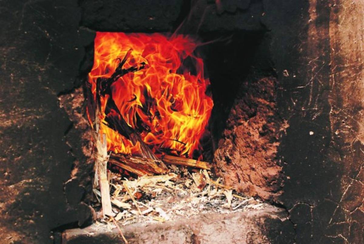 El horno de fuego es necesario para la elaboración de la rica rapadura de dulce.