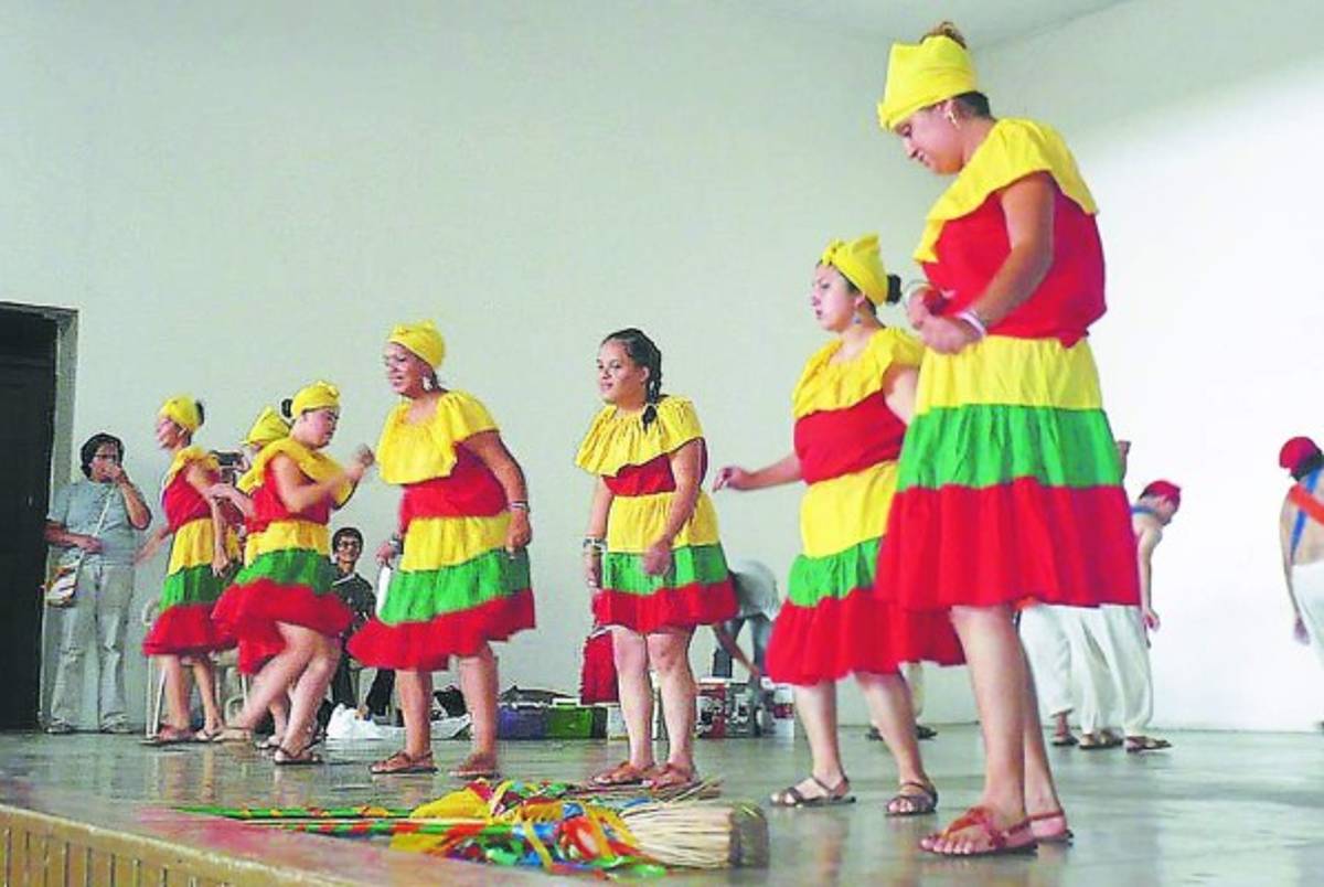 Jóvenes deciden su futuro al son de la danza