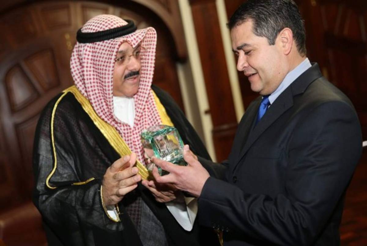 Presidente de Honduras recibe a embajador de Kuwait