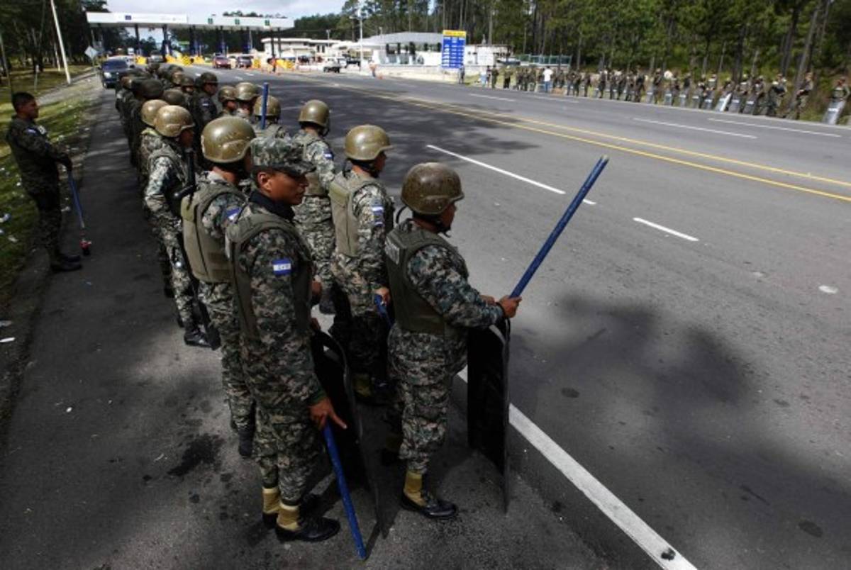 Regular afluencia de viajeros en primer día de feriado
