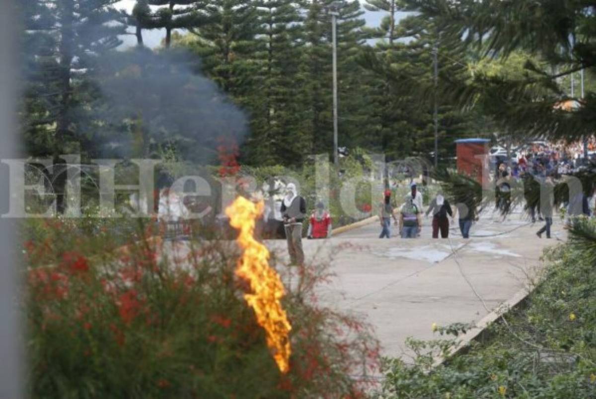 El grupo de supuestos universitarios se tomaron la entrada principal de la UNAH en protesta por las reformas penales (Foto: Estalin Irías/ El Heraldo Honduras/ Noticias de Honduras)