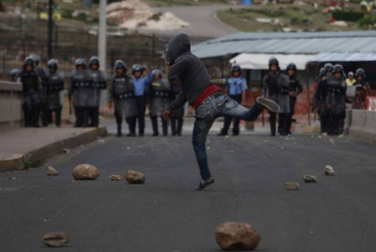 Batalla campal entre estudiantes de la UNAH y Policía Nacional